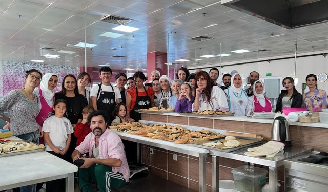 Etimesgut’ta dünya için ekmek yoğruldu