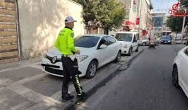 Ankara’da kaldırıma park edilen bir araç, görme engelli vatandaşların geçişini zorlaştırdı.