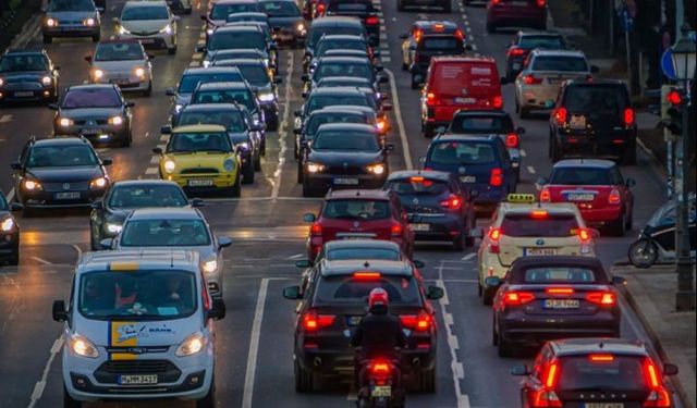 Kocaeli'de Yola Dökülen Atık Nedeniyle Ankara İstikametinde Trafik Durduruldu