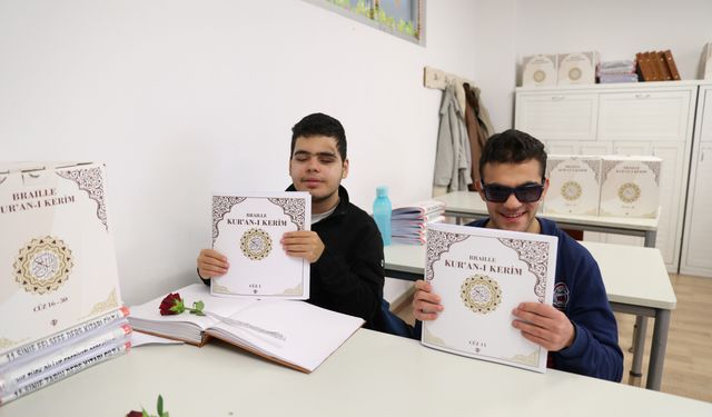TDV’den Görme Engelli Öğrencilere Braille Kur’an-ı Kerim Hediyesi