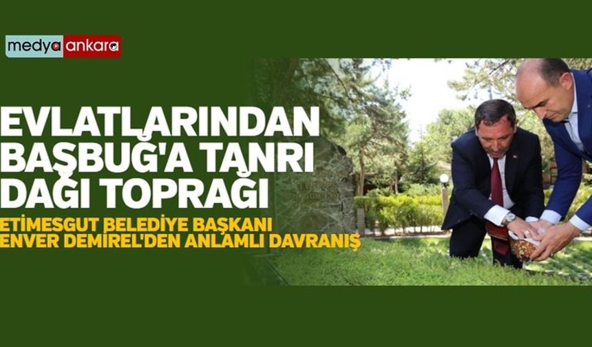 Enver Demirel'den Başbuğ Türkeş'in kabrine ata toprağı