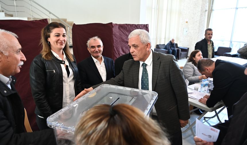 Mamak Belediye Başkanı, sandık başında vatandaşlarla birlikte oy verdi