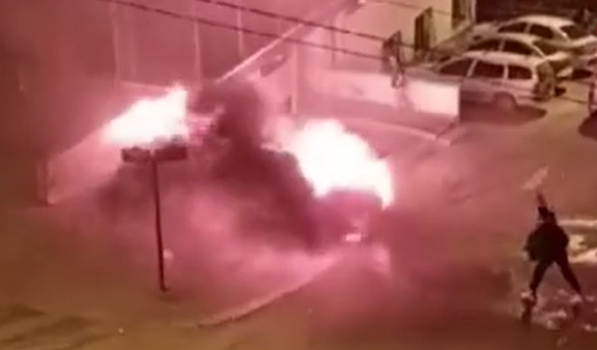Keçiören'deki otomobil yangınına vatandaşlardan müdahale
