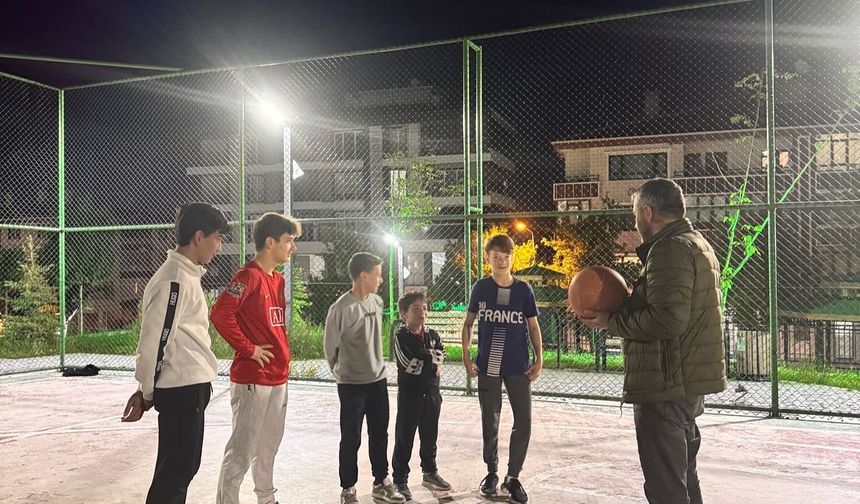 Pursaklar Belediye Başkanı Ertuğrul Çetin, gençlerle sahada buluştu