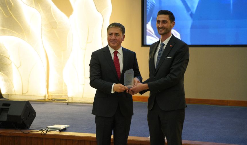 Medya Ankara'dan Murat Emir'e Yılın Milletvekili Ödülü