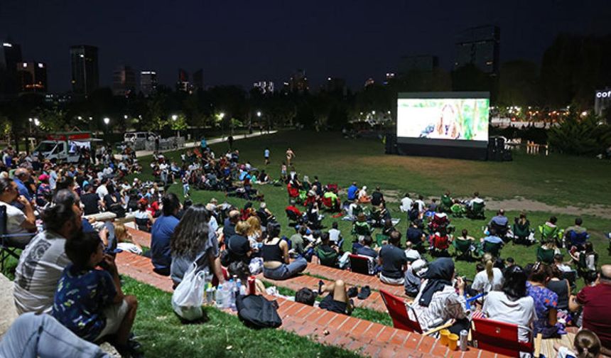 Çankaya’da açık hava sinema keyfi başlıyor! 9 film, 15 noktada