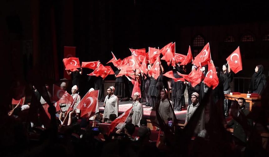 Pursaklar’da Zafer Bayramı coşkusu tiyatro ile taçlandı