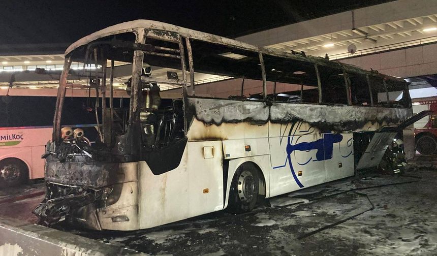 AŞTİ’de panik anları: Park halindeki otobüs alev alev yandı!
