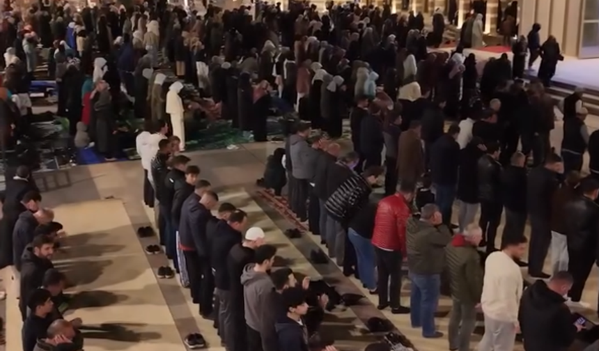 Beştepe Millet Camii'nde Kadir Gecesi Yoğunluğu: Vatandaşlar Avluya Taştı
