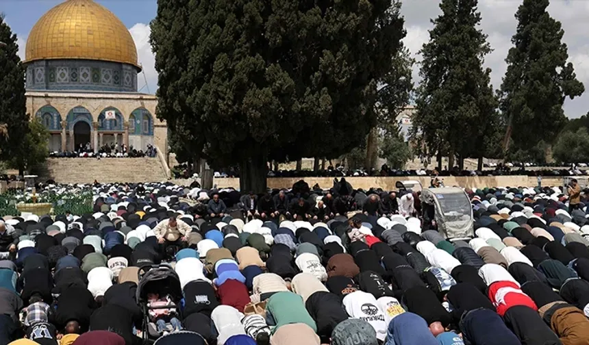Mescid-i Aksa’da 41 Gün Sonra İlk Cuma Namazı: On Binlerce Müslüman Saf Tuttu