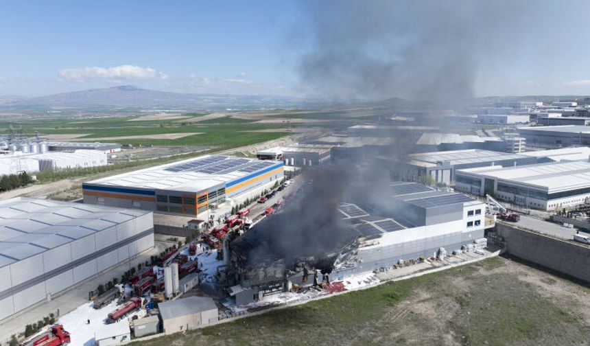 Sincan’da Boya Fabrikası Yangını: Çok Sayıda Ekip Müdahale Ediyor