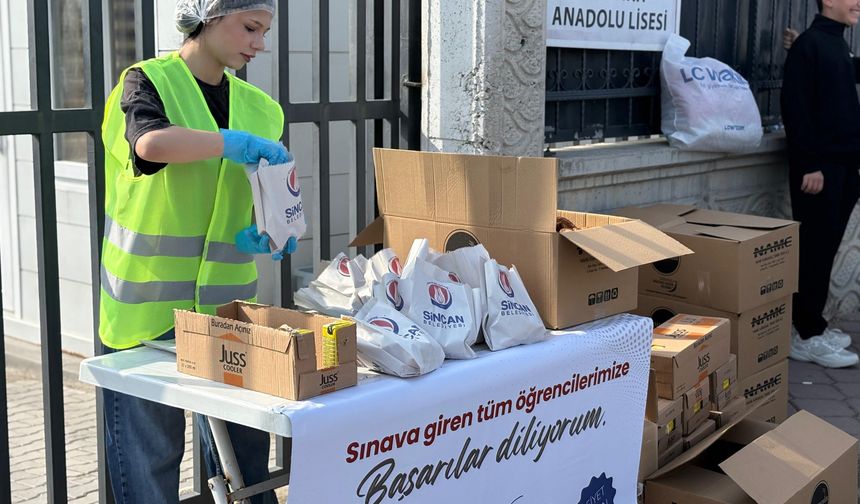 Sincan Belediyesi’nden LGS Günü Öğrenci ve Velilere Simit ile Meyve Suyu İkramı