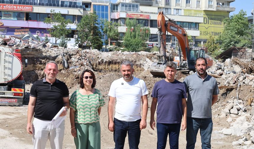 Pursaklar’a Dev Yatırım: Eski Hizmet Binası Yıkılıyor, Yerine Devasa Kent Meydanı ve Yeraltı Otoparkı Geliyor!