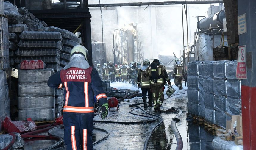 Kahramankazan’da Atık Yağ Fabrikası Alevlere Teslim Oldu :  Yangın Güçlükle Kontrol Altına Alındı!