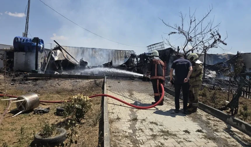 Ankara'da 3 Ev Alevlere Teslim Oldu! Evler Kullanılamaz Hale Geldi