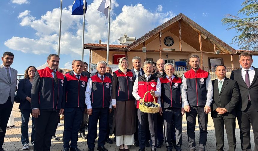 Bakan Yumaklı:"Türkiye Kuru Üzüm İhracatında Birinci Sırada"