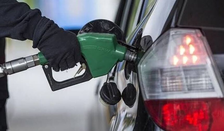Benzine  Zam Geldi, Üç Büyükşehirde 80 TL Sınırı Aşıldı