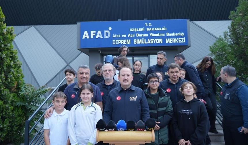 Ankara'da Öğrencilere Simülasyonla Deprem Eğitimi Verildi