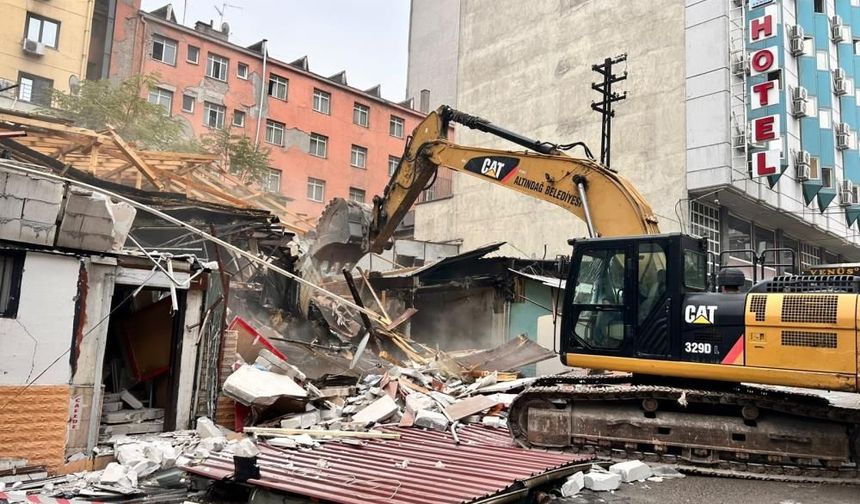 Çankırı Caddesi'nde Sakıncalı Yapılar Altındağ Belediyesi Ekiplerince Yıkılıyor