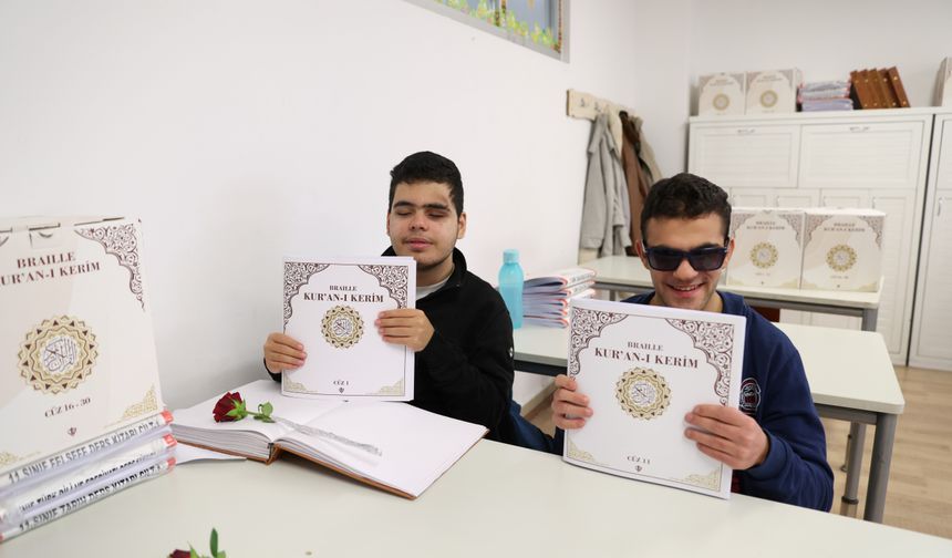 TDV’den Görme Engelli Öğrencilere Braille Kur’an-ı Kerim Hediyesi