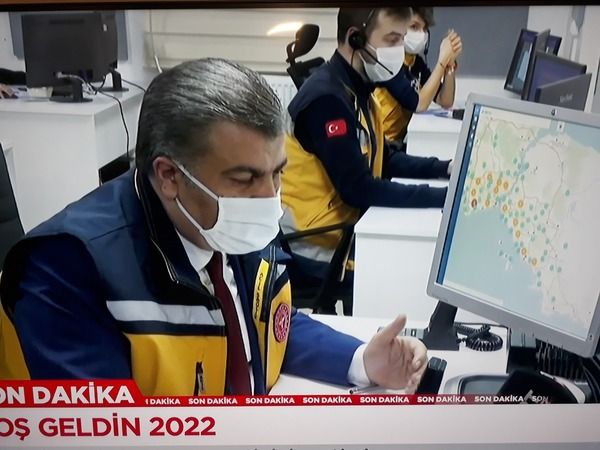 Sağlık Bakanı Koca 2022'ye 112 İstasyonunda Sağlıkçılarla girdi 