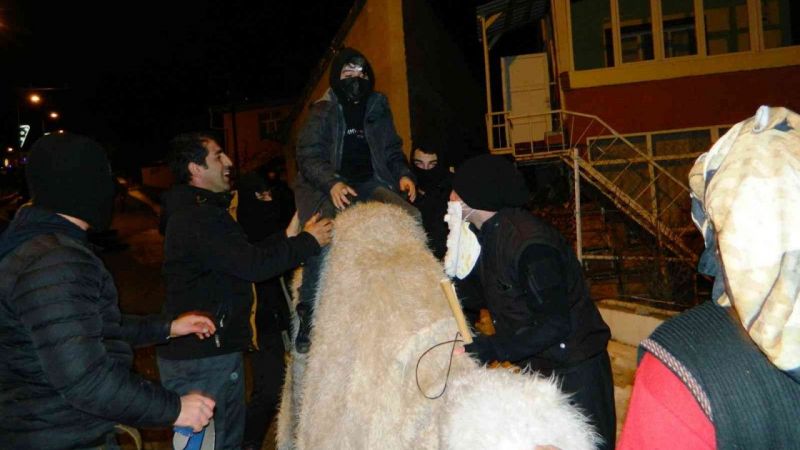 Posof yeni yılı halaylarla karşıladı