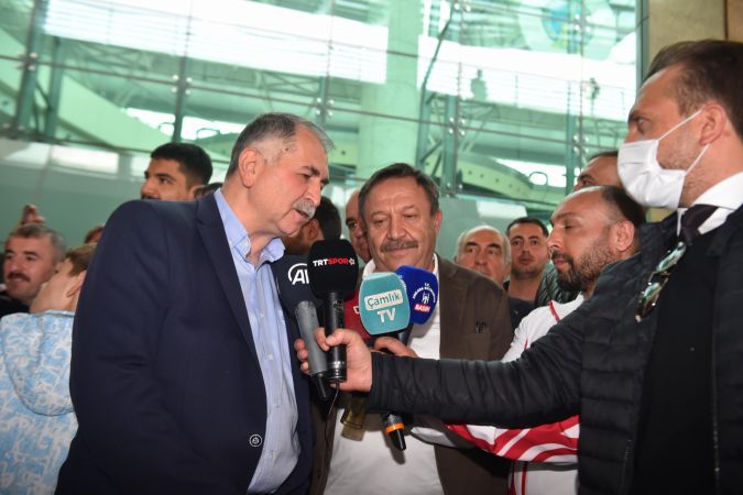 ASKİ SPORLU ŞAMPİYON MİLLİ GÜREŞÇİLER BAŞKENT’TE COŞKUYLA KARŞILANDI