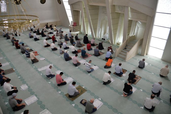 Kahramankazan'da Camiler teravih namazı öncesinde dezenfekte ediliyor