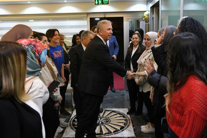 MANSUR YAVAŞ GEÇİCİ BARINMA MERKEZLERİNDEKİ GENÇLERLE BULUŞTU