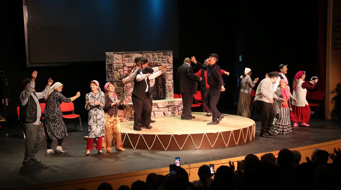 Etimesgut'ta Tiyatroya Gönül Veren Emeklilerden Unutulmaz Performans! (3)