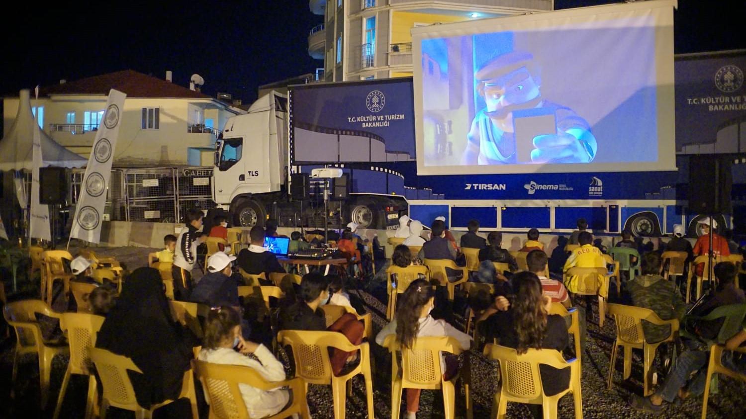 Gezen Sinema Tırı