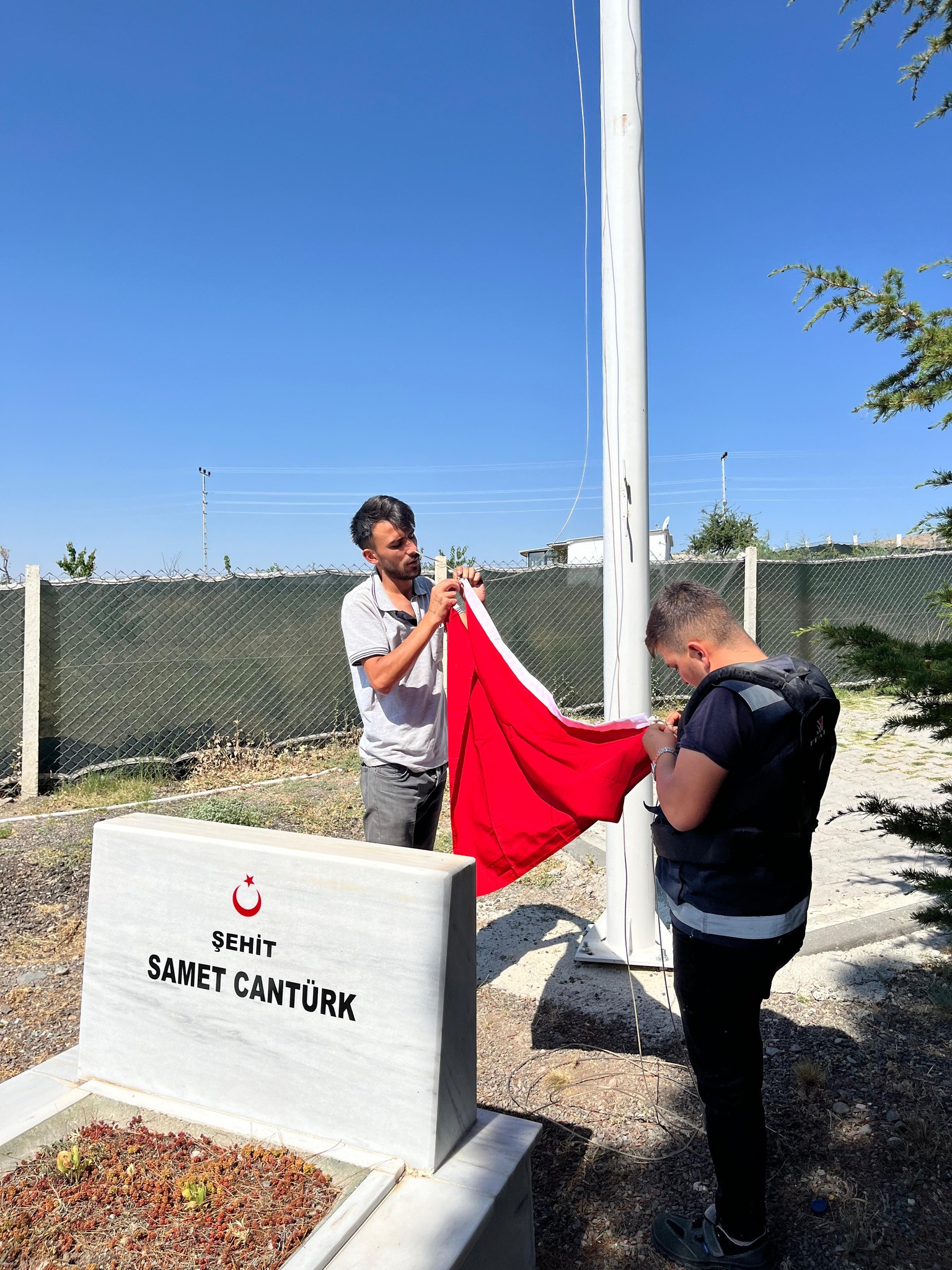Şehi̇t Mezarliklarina Vefa Dokunuşu (2)
