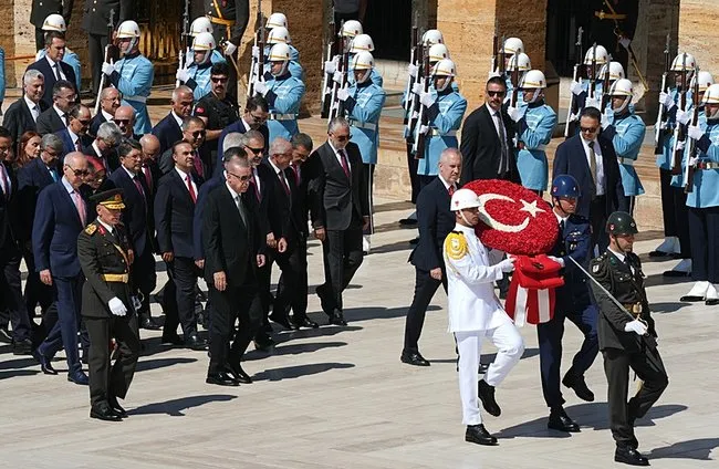 0X0 Buyuk Zaferin 103Uncu Yil Donumu Baskan Erdogan Anitkabiri Ziyaret Etti 1756543664726