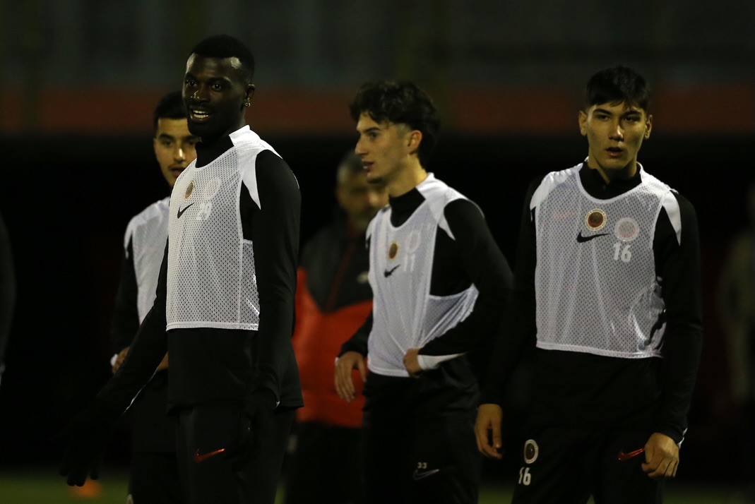 🔴⚫️Kasımpaşa Maçı Hazırlıklarımız Sürüyor.⚡️👉🏻Ekibimizin Bugünkü Antrenmanını Başkanımız Hayd (2)