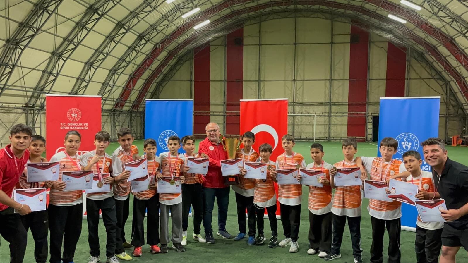 Ankara'nın Gururu Oldular: Hacı Bayram Veli Spor Ortaokulu'ndan Çifte Türkiye Şampiyonluğu
