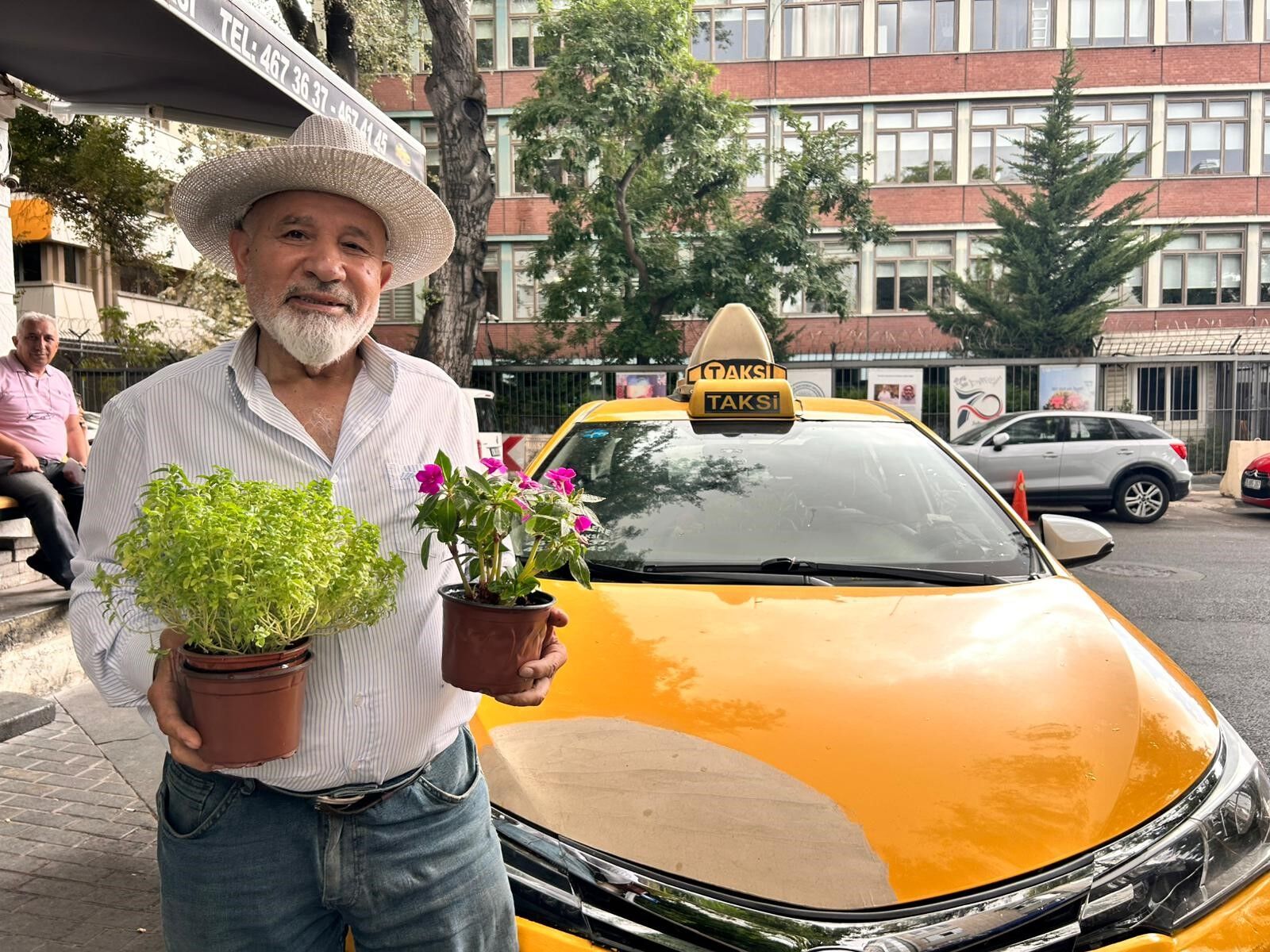 Müşteri Öndeki Aracı Değil, Onun "Çiçekli Taksi"sini Seçiyor