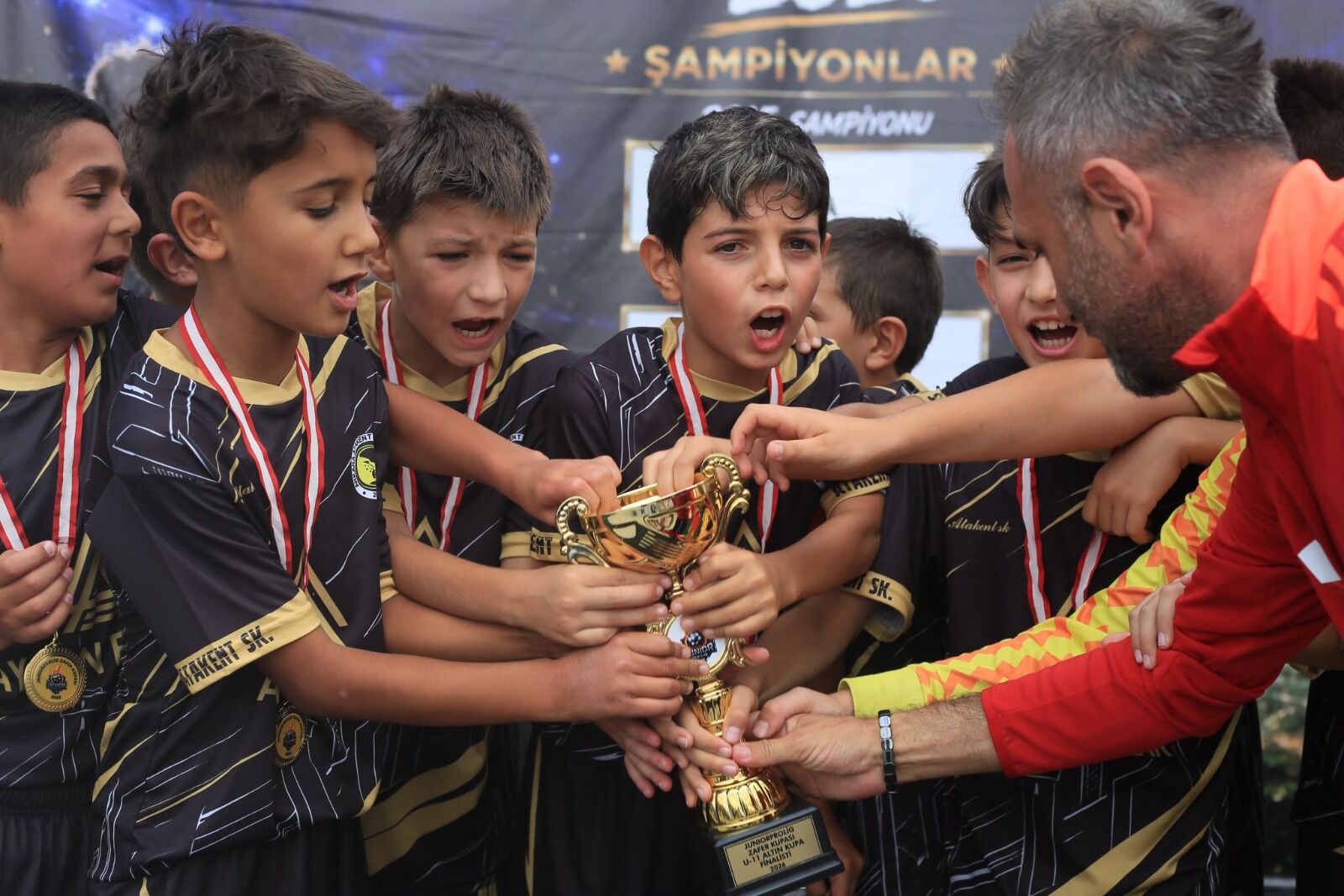 Atakent Spor Kulubü Başkanı İsmail Köse'den Geleceğin Sporcularına Büyük Destek